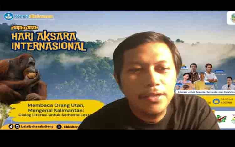 Seniman Borneo Art Play, Abdul Khafidz dalam dialog literasi Membaca Orangutan, Mengenal Kalimantan: Dialog Literasi untuk Semesta Lestari pada Selasa, 29 September 2026.(FOTO: TESTI PRISCILLA)