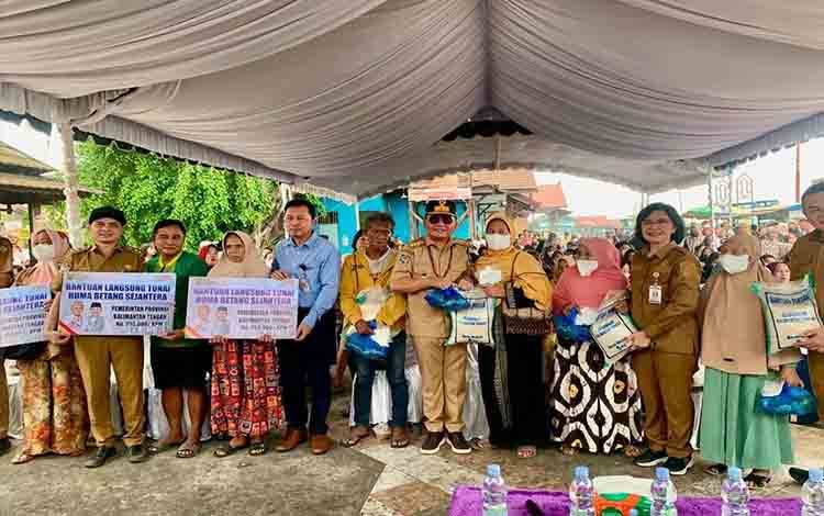 Warga Pahandut Terima Bantuan Pangan Terdampak Karhutla