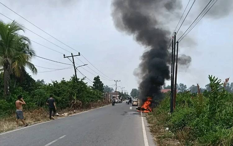 Sepeda Motor Terbakar di Jalan Tatah Bangkal, Kepulan Asap Hitam Bikin Pengendara Panik