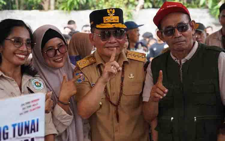 ?Gubernur saat foto bersama warga Langkai saat rangkaian pembagian bantuan pangan dan KHBS di kawasan Kelurahan Langkai, Kecamatan Pahandut, Kota Palangka Raya. (FOTO:TRA)