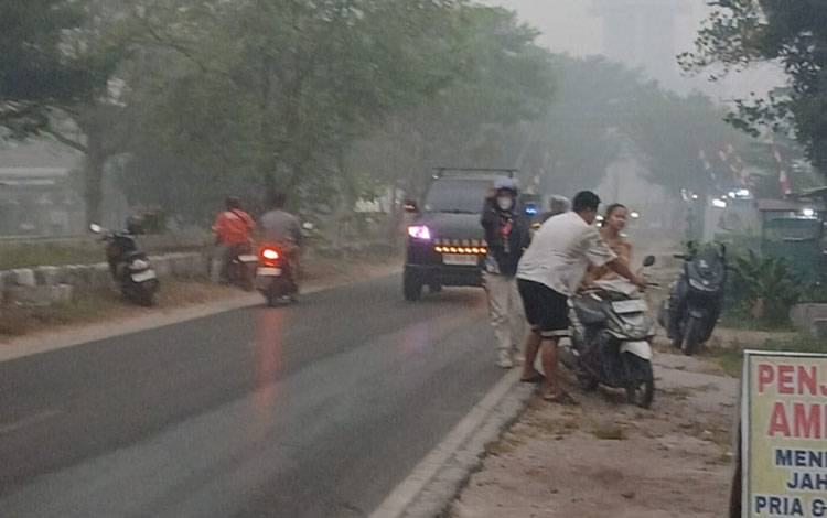 Tumpahan Solar di Jalan G. Obos X Palangka Raya, Pengendara Diminta Waspada