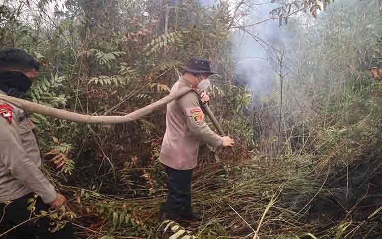 Medan Sulit Hingga Air Terbatas, Perjuangan Kapolres Kotim Padamkan Karhutla di Mentaya Seberang