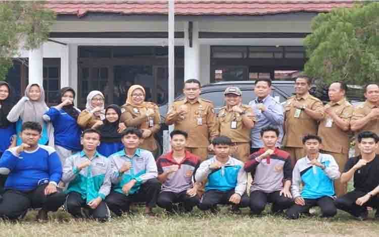 Foto bersama dengan peserta magang di kantor UPT. BPPB-TPH. (FOTO: TPHP KALTENG)