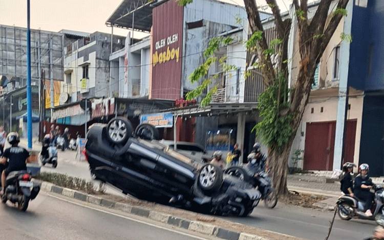 Mobil Terbalik Usai Lakalantas Tunggal di Jalan Panglima Batur Banjarbaru