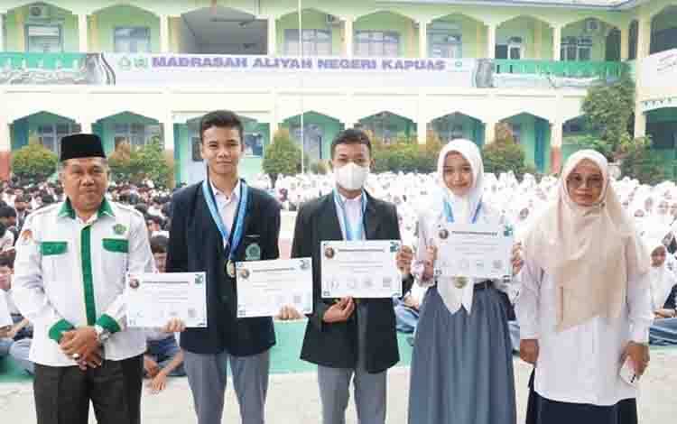 3 Pelajar MAN Kapuas Borong 4 Medali Emas di Ajang Olimpiade dan Kompetisi Sains