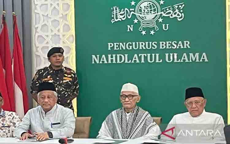 Ketua Umum PBNU Abdul Hakim Mahfudz (kanan), Rais Aam Miftachul Akhyar (tengah), dan Khatib Aam Muhammad Nuh (kiri) saat mengumumkan kepengurusan PBNU periode 2026-2031 di Gedung PBNU, Jakarta, Rabu (30/9/2026). ANTARA/Asep Firmansyah