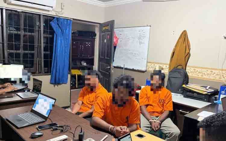 Tiga orang yang diamankan terkait dugaan kepemilikan dan peredaran amunisi ilegal oleh Satgas Operasi Damai Cartenz 2026 di Timika, Kabupaten Mimika, Papua Tengah. ANTARA/HO-Humas Operasi Damai Cartenz 2026