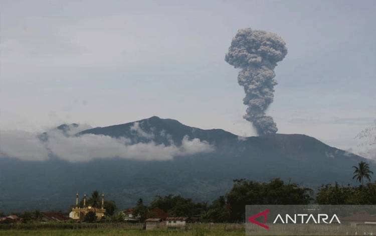 Gunung Marapi di Sumatera Barat saat mengalami erupsi. Pos Pengamatan Gunung Api (PGA) Marapi di Bukittinggi mencatat erupsi ini menjadi yang ke-63 kalinya di 2026 dan pertama kali di Oktober. ANTARA/AL FATAH