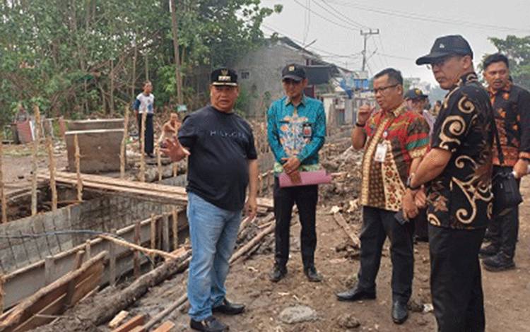 Tinjau Pembangunan Drainase Jalan Tjilik Riwut dan DI Panjaitan, Bupati Kotim Janji Penanganan Banjir Dilanjutkan