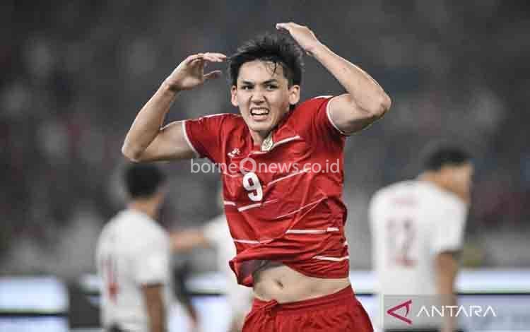 Pesepak bola Timnas Indonesia Mitchell Baker berselebrasi usai mencetak gol ke gawang Timnas Bangladesh dalam pertandingan penyisihan Grup A FIFA ASEAN Cup 2026 di Stadion Utama Gelora Bung Karno, Senayan, Jakarta, Kamis (1/10/2026). Timnas Indoensia berhasil menang atas Bangladesh dengan skor akhir 9-2. ANTARA FOTO/M Risyal Hidayat/bay/wsj.