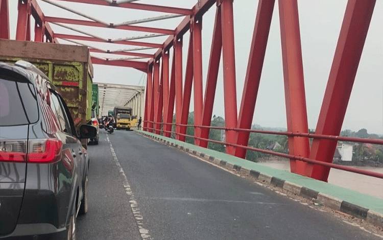 Truk Mogok Picu Kemacetan Panjang di Jembatan Pulau Petak Kapuas