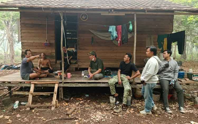 BKSDA Pos Sampit saat melakukan ospek lokasi kemunculan 3 individu orangutan yang diduga terdesak karhutla di Lingkar Utara Kotim, Jumat, 2 Oktober 2026. (FOTO: IST)