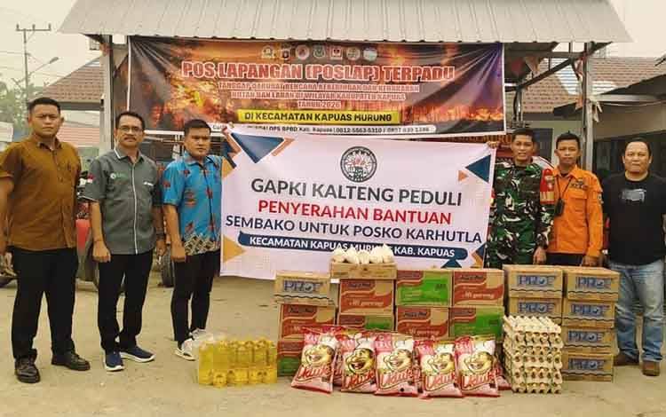 GAPKI Kalteng Salurkan Sembako, Masker dan Vitamin untuk Penanganan Karhutla di Kapuas