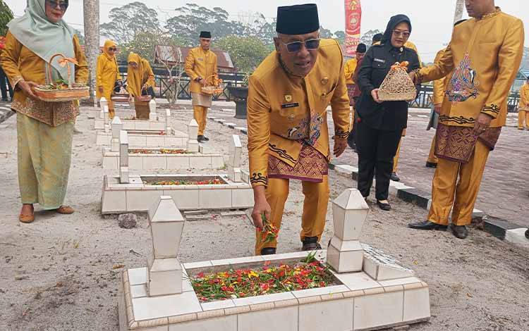 HUT ke-67 Kobar, Ziarah ke Makam Pendiri Jadi Pengingat Jejak Panjang Daerah