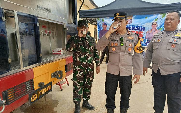 Mobil Water Treatment Brimob Bantu Atasi Krisis Air Bersih di Mentaya Hulu
