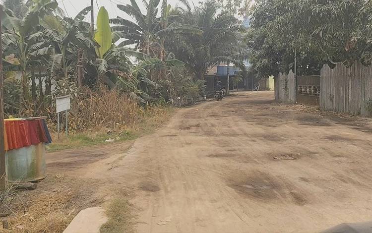 Camat Mentaya Hilir Selatan Kembali Desak Dinas PU Turunkan Alat Berat untuk Perbaikan Jalan M Noor