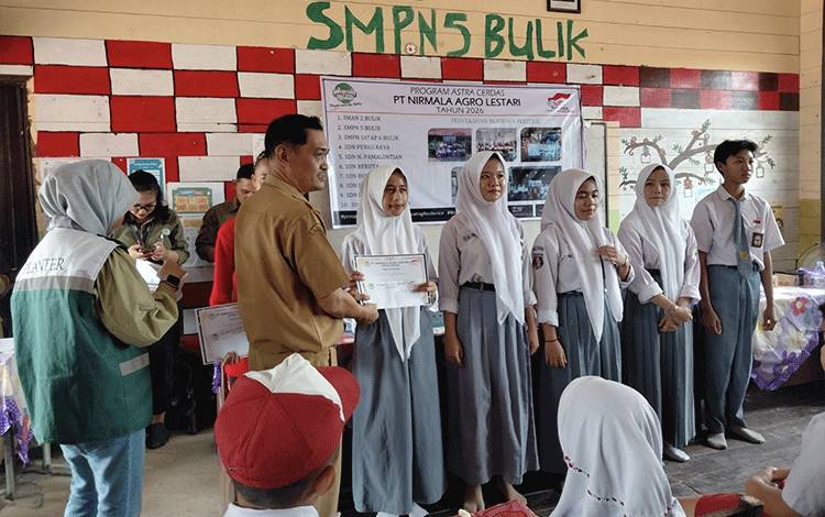 Tingkatkan Mutu Pendidikan Lamandau, PT Nirmala Agro Lestari Serahkan Beasiswa Bagi 54 Siswa di 9 Sekolah Binaan