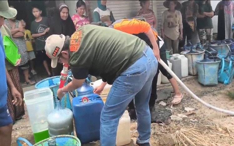 Penyaluran air bersih yang berlangsung di Kapuas Hilir, Sabtu, 2 Oktober 2026. (FOTO: BPBD Kapuas)