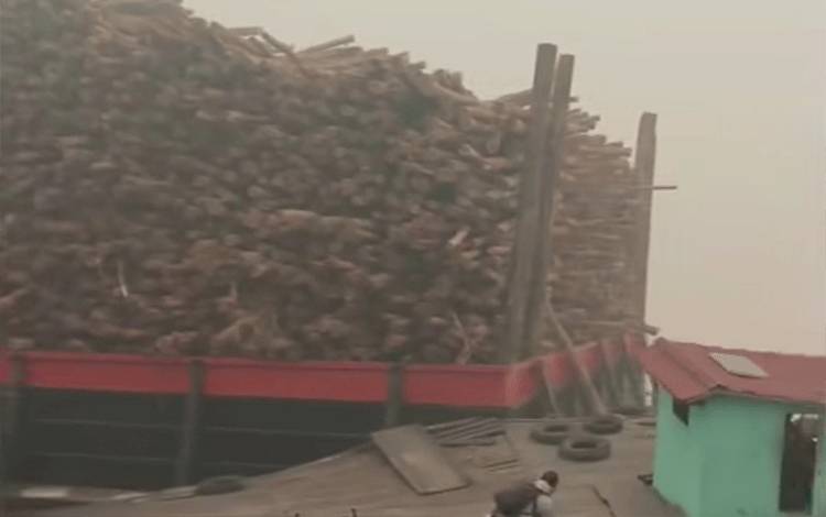 Kabut Asap Tebal Diduga Picu Tongkang Senggol Feri di Lamunti Mantangai