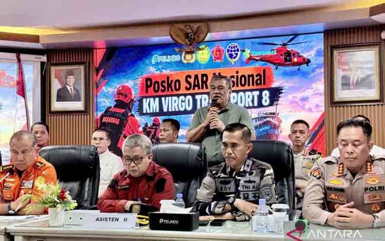 Juru Bicara PT Virgo Karya Shipping Simson Fransiscus Rihi (berdiri) memberikan keterangan terkait pengangkatan bangkai KM Virgo dalam konferensi pers perkembangan operasi SAR hari ke-21 kecelakaan KM Virgo Transport 8, di Banjarmasin, Kalimantan Selatan, Sabtu (3/10/2026) malam. (ANTARA/Tumpal Andani Aritonang)