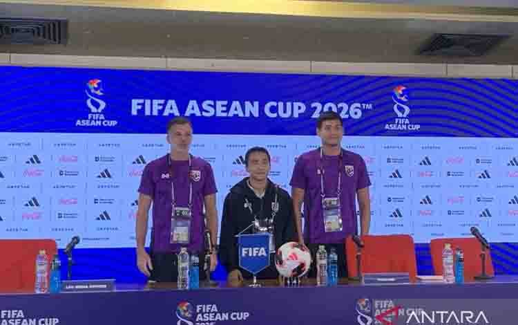 Pelatih Timnas Thailand Anthony Hudson (kiri) dan pemain Timnas Thailand Chanathip Songkrasin (tengah) berpose pada jumpa pers pra-pertandingan final FIFA ASEAN Cup 2026 menghadapi Indonesia di Stadion Utama Gelora Bung Karno (SUGBK), Jakarta, Minggu (4/10/2026). Laga final ini akan dimainkan Senin (5/10/2026) pukul 20.00 WIB. ANTARA/Zaro Ezza Syachniar