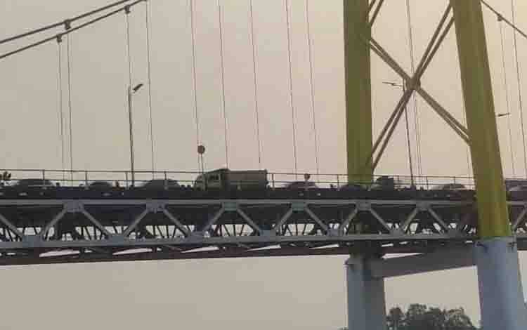 Kontainer Rusak di Tengah Jembatan Barito, Arus Lalu Lintas Macet Parah