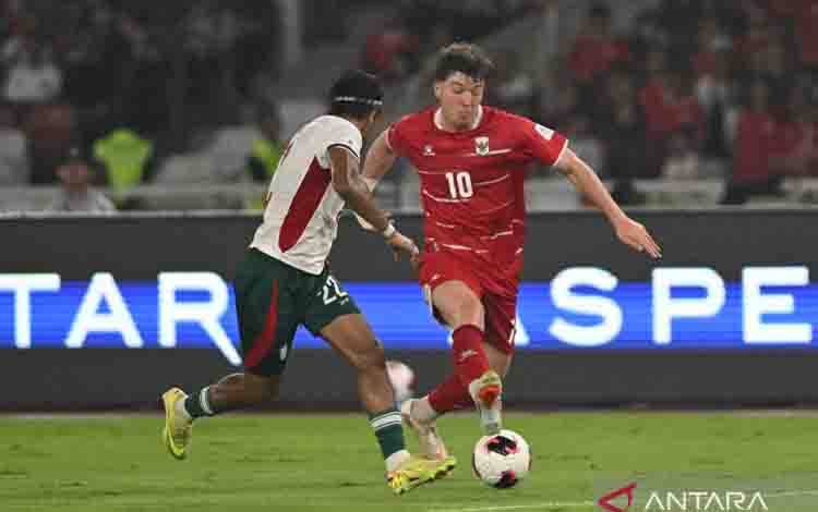 Pesepak bola Timnas Indonesia Ole Romeny (kanan) mencoba melewati adangan pesepak bola Timnas Bangladesh Saad Uddin (kiri) dalam pertandingan penyisihan Grup A FIFA ASEAN Cup 2026 di Stadion Utama Gelora Bung Karno (SUGBK), Senayan, Jakarta, Kamis (1/10/2026). ANTARA FOTO/Rivan Awal Lingga/bar/wsj. (ANTARA FOTO/RIVAN AWAL LINGGA)