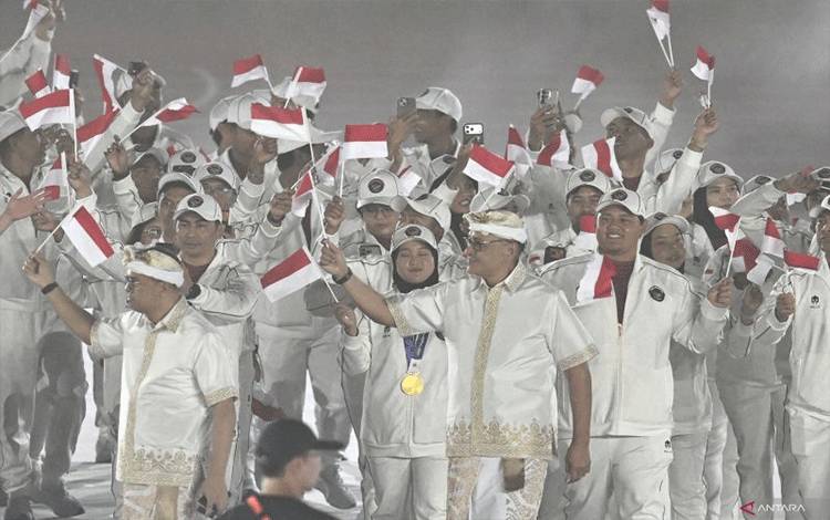 Atlet dan ofisial kontingen Indonesia mengikuti defile saat penutupan Asian Games 2026 di Stadion Paloma Mizuho, Nagoya, Aichi, Jepang, Minggu (4/10/2026). Tim Indonesia menempati posisi ke-16 pada klasemen akhir perolehan medali Asian Games 2026 di Aichi-Nagoya dengan meraih 39 medali dengan rincian 5 medali emas, 11 medali perak dan 23 medali perunggu. ANTARA FOTO/Fauzan/wsj.