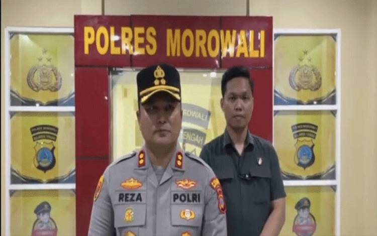 Kapolres Morowali AKBP Reza Khomeini memberikan keterangan kepada wartawan terkait bentrokan antara warga dan pihak PT Astima Konstruksi (Askon) di Kabupaten Morowali, Sulawesi Tengah, Minggu (4/10/2026). ANTARA/HO-Humas Polres Morowali