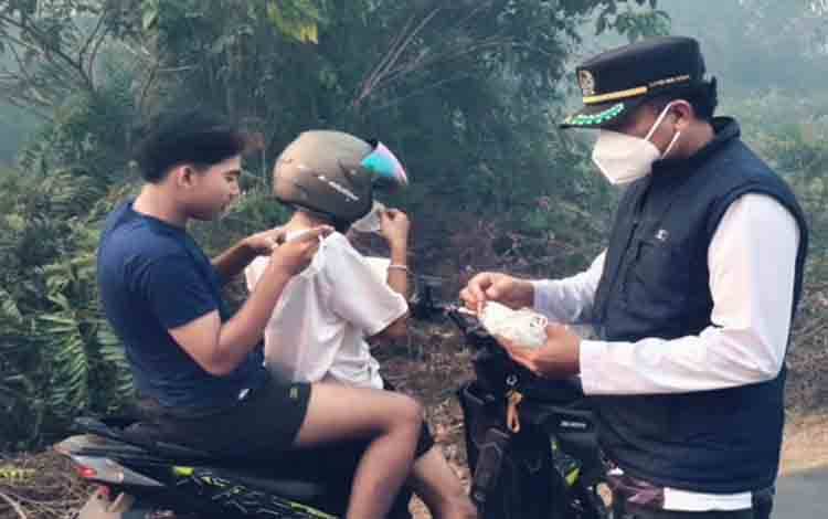 Bantu Ringankan Dampak Asap Karhutla, DPRD Kobar Bagikan Masker