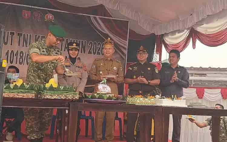 Bupati Gunung Mas Beri Kejutan hingga Ikut Syukuran HUT ke-81 TNI