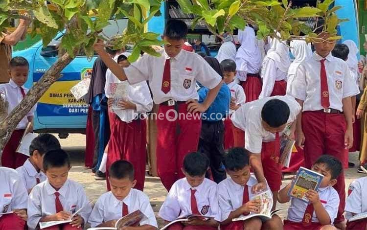 Ketika Mobil Penuh Buku Datang ke SDN 1 Sungai Undang, Pelajar Berebut Memilih Bacaan
