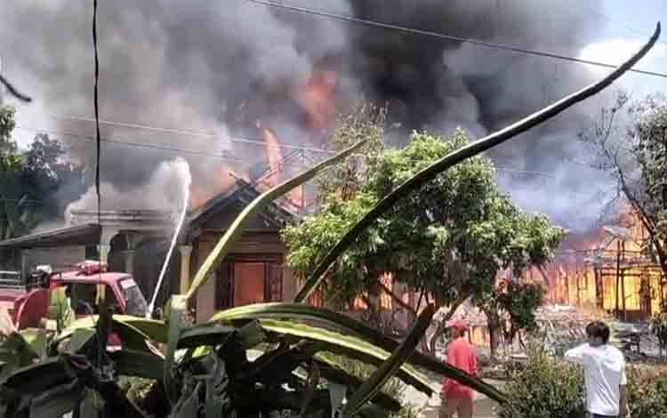 Kebakaran Hebat di Jaranih HST, Api Hanguskan Sejumlah Bangunan
