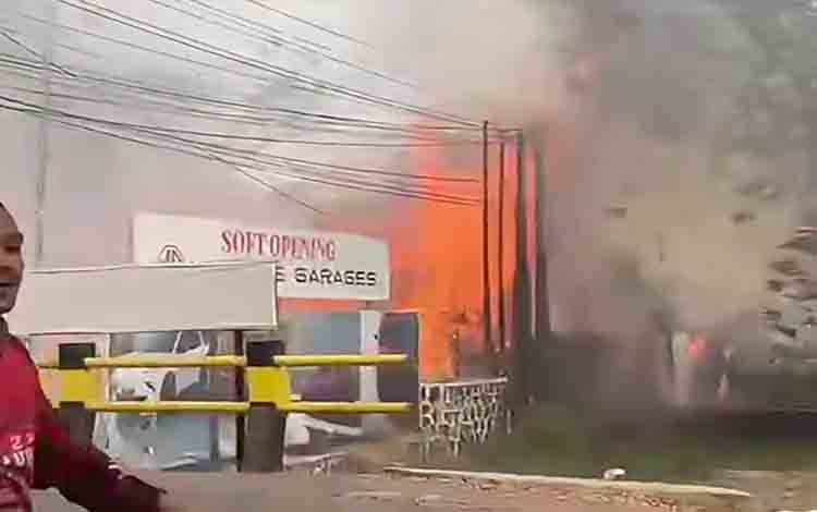 Karhutla di Gambut Km 16 Merambat ke Permukiman, Rumah Warga Mulai Terbakar