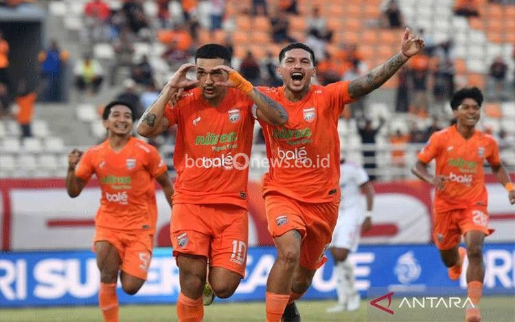 Pesepak bola Borneo FC Juan Felipe Villa (kiri) bersama Marcos Emanuel Astina (kanan) melakukan selebrasi seusai mencetak gol ke gawang Bali United pada pertandingan Super League 2026/2027 di Stadion Segiri, Samarinda, Minggu (20/9/2026). Borneo FC mengalahkan Bali United dengan skor 1-0. ANTARA FOTO/Angga Palguna/kye