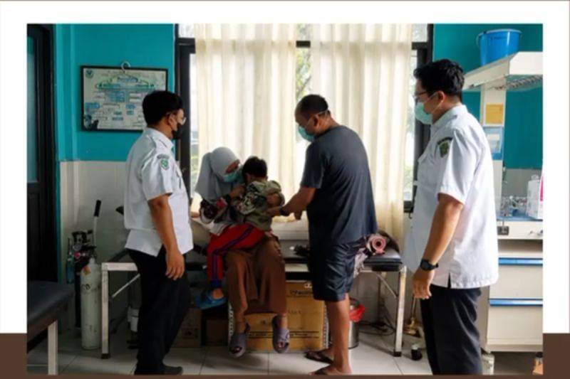 Petugas melayani masyarakat terdampak kabut asap karhutla menggunakan layanan di Rumah Oksigen di Kota Palangka Raya. ANTARA/Dinkes Kota Palangka Raya