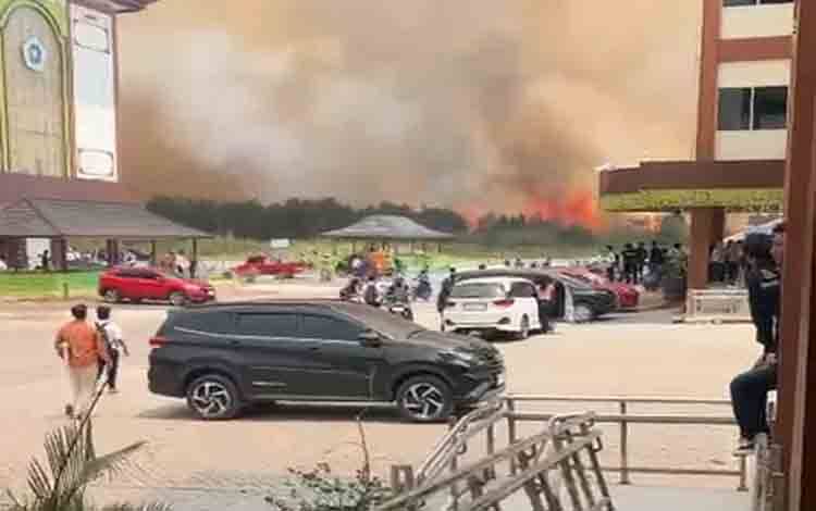 Situasi karhutla yang mengepung kampus UNISKA, Alalak, Barito Kuala, Rabu, 7 Oktober 2026. (FOTO: BIB Kalimantan)