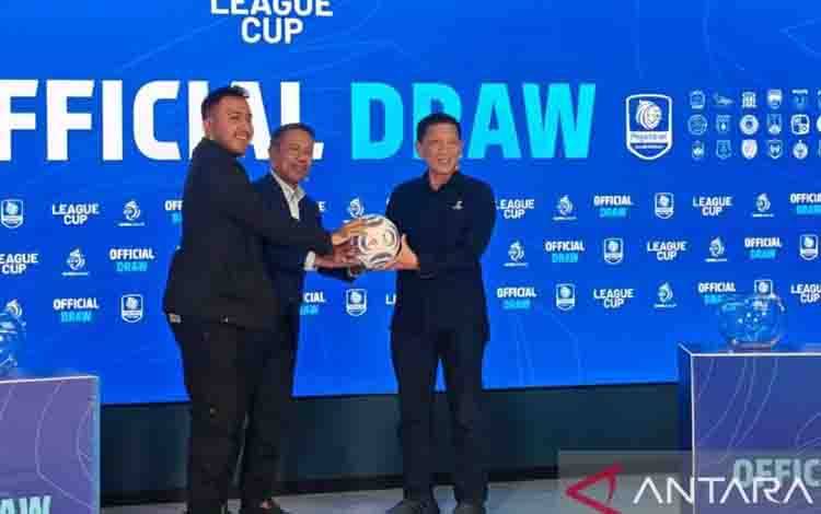 Sekretaris Jenderal Persatuan Sepak Bola Seluruh Indonesia (PSSI) Yunus Nusi (kedua kiri) bersama Eksekutif Komite PSSI Muhammad Sungkar (pertama kiri) menyerahkan bola kepada Direktur Utama I.Lague Ferry Paulus sebagai seremoni dalam acara pengundian League Cup 2026/2027di Jakarta, Rabu (7/10/2026). (ANTARA/Aloysius Lewokeda)