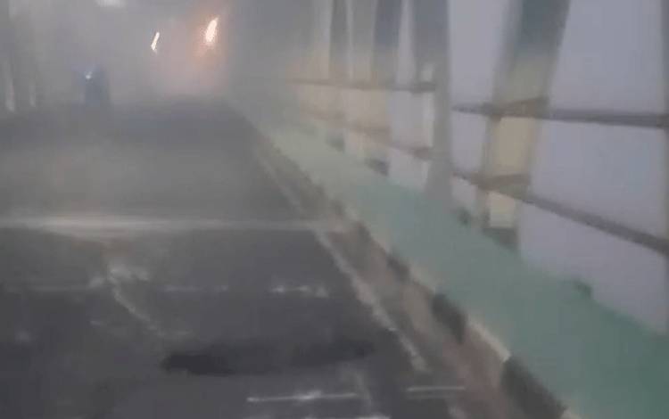 Lubang di Jembatan Pulau Petak Kapuas Diduga Picu Kecelakaan Pemotor Pembawa Ikan