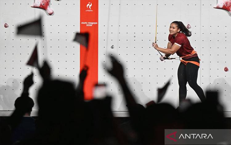 Atlet panjat tebing Indonesia Desak Made Rita Kusuma Dewi turun usai menjadi yang tercepat pada final nomor speed putri Asian Games 2026 di Portmesse Nagoya Exhibition Hall, Nagoya, Aichi, Jepang, Rabu (30/9/2026). Desak Made berhasil meraih medali emas dengan catatan waktu 6,062 detik, medali perak diraih atlet China Lijuan Deng dengan waktu 6,064 detik, dan medali perunggu diraih atlet Korea Selatan Jimin Jeong dengan waktu 6,18 detik. ANTARA FOTO/Fauzan/agr