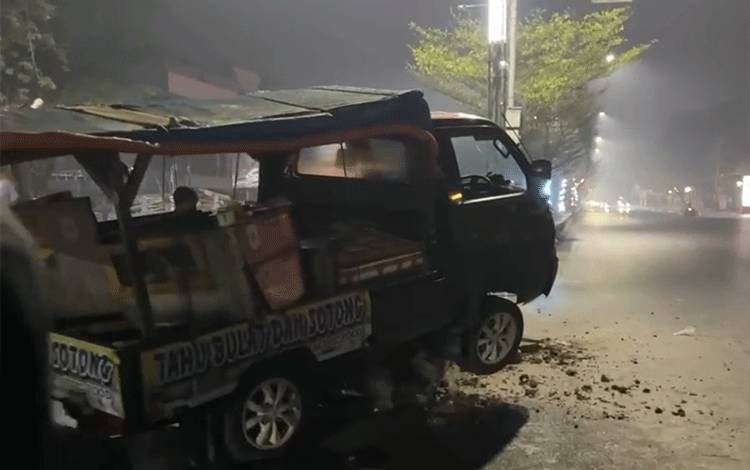 Pikap Penjual Tahu Bulat Tabrak Median Jalan di Depan Hotel Zuri Banjarmasin