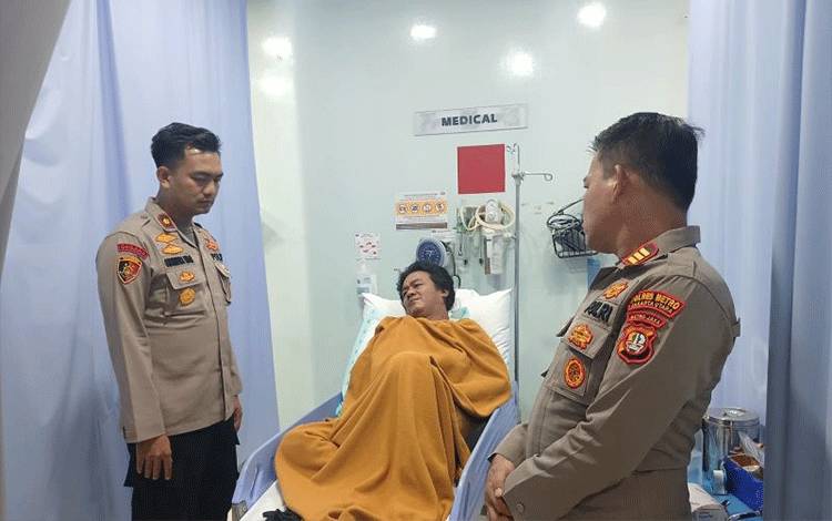 Kapolsek Kelapa Gading Kompol Ginindra Wardana didampingi Wakapolsek AKP Antonius mengunjungi korban kejadian ledakan gas tabung oksigen di kawasan Kelapa Gading pada Rabu (8/10/2026). ANTARA/HO-Polsek Kelapa Gading