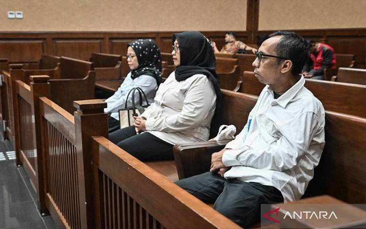 Terdakwa kasus dugaan korupsi klaim fiktif program Jaminan Kecelakaan Kerja (JKK) Badan Penyelenggara Jaminan Sosial (BPJS) Ketenagakerjaan, Sayoko Adi Nugroho (kanan), Sri Listiani (tengah), dan Renu Arinta Shani (kiri) bersiap mengikuti sidang pembacaan duplik di Pengadilan Tipikor, Jakarta, Kamis (24/9/2026). Sidang tersebut beragenda mendengarkan pembacaan duplik atau tanggapan atas replik dari jaksa penuntut umum. ANTARA FOTO/Sulthony Hasanuddin/wsj. (ANTARA FOTO/SULTHONY HASANUDDIN)