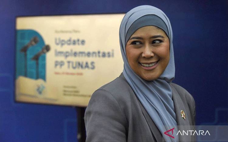 Menteri Komunikasi dan Digital (Menkomdigi) Meutya Hafid berjalan usai memberikan keterangan pers soal perkembangan implementasi PP Tunas di Kantor Kemenkomdigi, Jakarta, Rabu (7/10/2026). Menkomdigi melaporkan platform Tiktok telah menonaktifkan sembilan juta akun, Meta memblokir 85 ribu akun Instagram dan 99 ribu akun Facebook untuk pengguna di bawah 16 tahun serta mengalihkan 22,5 juta akun anak ke akun remaja (teen account), serta Kemenkomdigi bersama tim pakar akan menyusun turunan dari tuj
