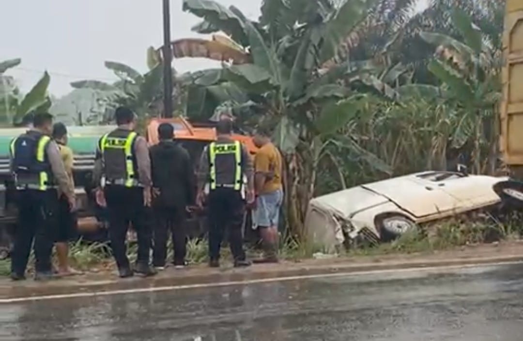 Tabrakan Dua Truk di Lamandau saat Hujan Deras, Sebabkan Dua Pengemudi Luka dan 2 Mobil Rusak