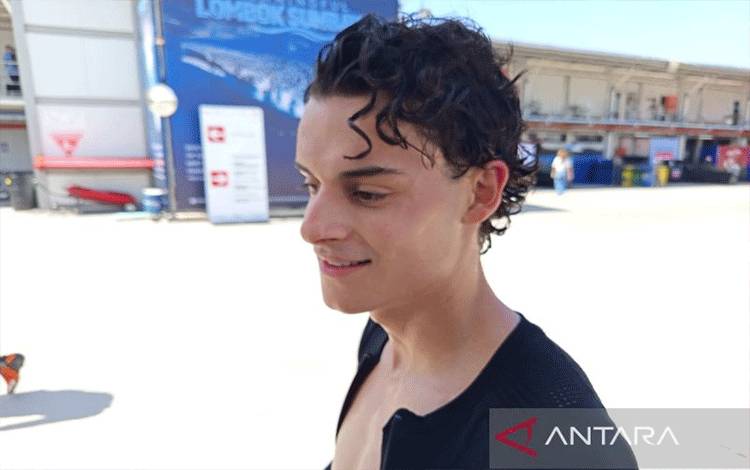 Pembalap Liqui Moly Dynavolt Intact GP David Almansa menjawab pertanyaan ANTARA di Pertamina Mandalika International Circuit, Kabupaten Lombok Tengah, Nusa Tenggara Barat (NTB), Jumat (9/10/2026). ANTARA/Donny Aditra