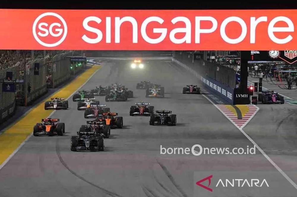Pembalap memacu kecepatan saat balap Formula 1 GP Singapura 2025 di Sirkuit Marina Bay, Singapura, Minggu (5/10/2025). Pembalap Mercedes AMG Petronas George Russell menangi F1 GP Singapura 2025, disusul posisi kedua pembalap Oracle Red Bull Racing Max Verstapenn dan posisi ketiga pembalap McLaren F1 Team Lando Noris. ANTARA FOTO/Xinhua/Then Chih Wey/rwa.