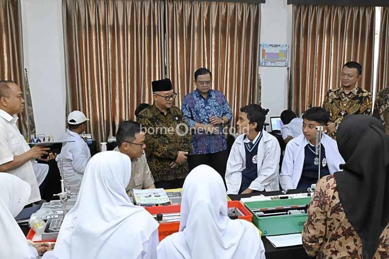 Menteri Pendidikan Dasar dan Menengah (Mendikdasmen) Abdul Mu'ti mendampingi Menko PMK Sugiono meninjau kegiatan pembelajaran di Sekolah Nasional Terintegrasi 7, Kabupaten Bogor, Provinsi Jawa Barat pada Rabu (7/10/2026). ANTARA/HO-Ikram Humas Kemendikdasmen)