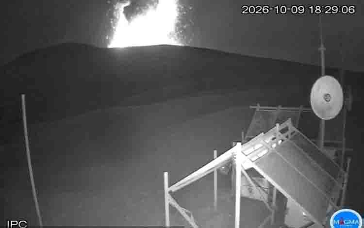 Gunung Anak Krakatau Erupsi Dua Kali pada Jumat