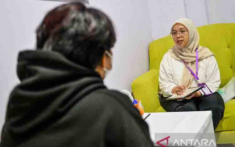 Psikolog memberikan layanan konsultasi kepada pasien di Puskesmas Ibrahim Adjie, Bandung, Jawa Barat, Rabu (13/5/2026). (ANTARA FOTO/Raisan Al Farisi/agr)